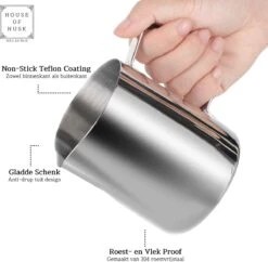 House Of Husk® Melkkan Met Art Pen - 350ml Melkopschuimkan - Zilver - Melkkannetje - Milk Pitcher - RVS - Barista Melkkan - Inclusief Latte Art Pen -Aanbiedingen Frothwerk Winkel 1200x1174