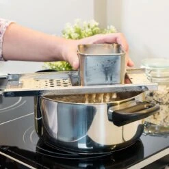 Navaris Spätzlerasp - Spätzle Maker Van Roestvrij Staal - Rasp Om Spaetzle Mee Te Maken - Met Comfortabele Handgreep - Vaatwasserbestendig 12 Navaris Spätzlerasp - Spätzle Maker Van Roestvrij Staal - Rasp Om Spaetzle Mee Te Maken - Met Comfortabele Handgreep - Vaatwasserbestendig -Aanbiedingen Frothwerk Winkel 1200x1200 219