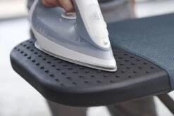 Joseph Joseph - Glide - Strijkplank - Opvouwbaar - Ophangbaar - In Hoogte Verstelbaar - Donkerblauw -Aanbiedingen Frothwerk Winkel 1200x800 368