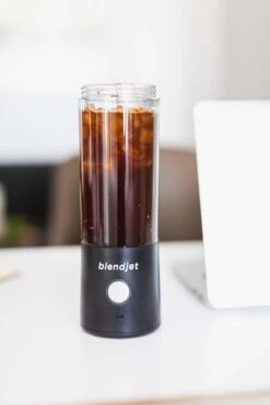 Blendjet 2 - Portable Blender - Blender To Go - Draadloze Blender - Draagbare Blender - Smoothie Maker - USB-C Oplaadbaar - 475 ML - Zwart -Aanbiedingen Frothwerk Winkel 800x1200 5